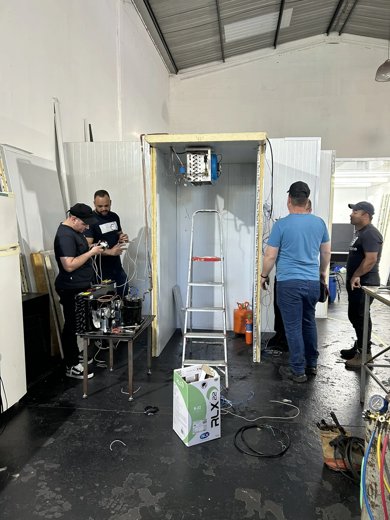 Alunos montando uma câmara fria na EPR