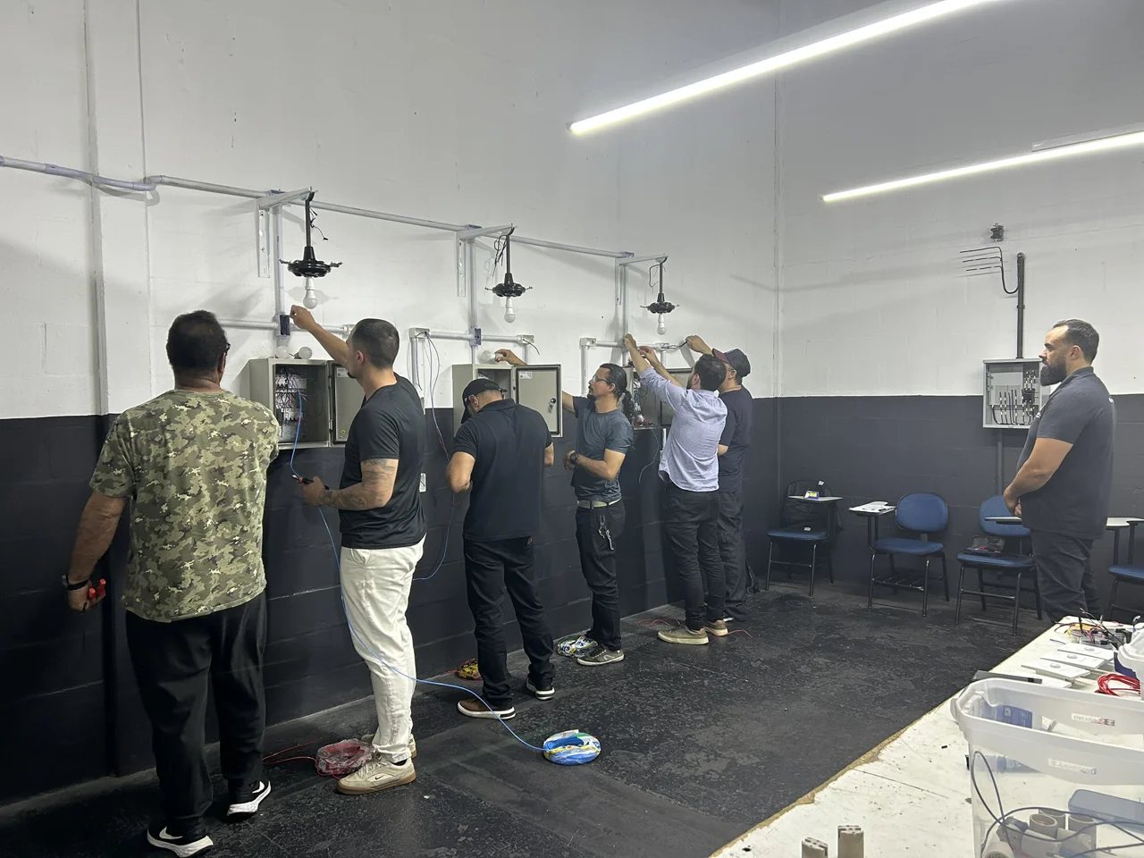 Alunos praticando instalações elétricas na EPR